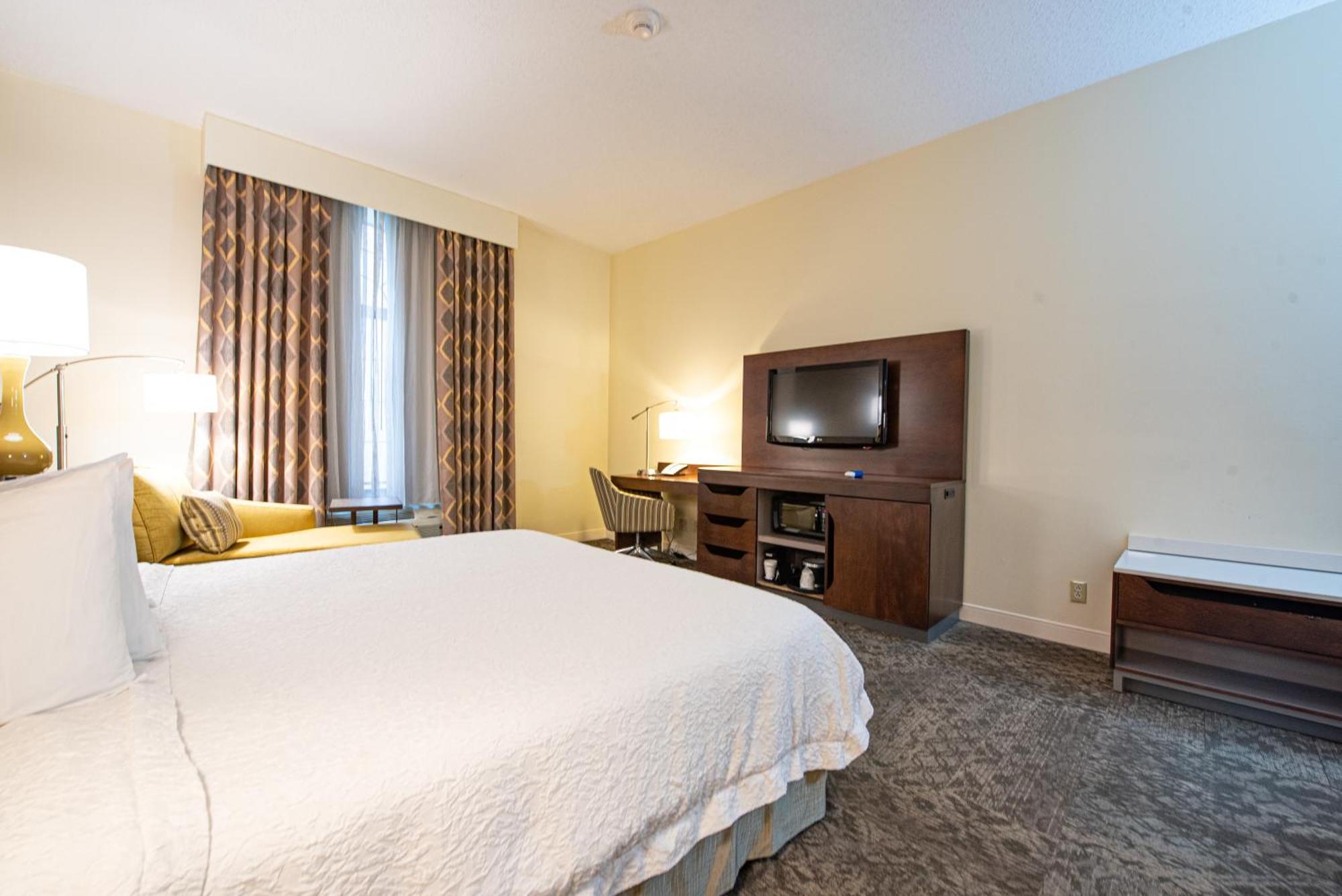 Hampton Inn & Suites By Hilton - Rockville Centre Exterior photo