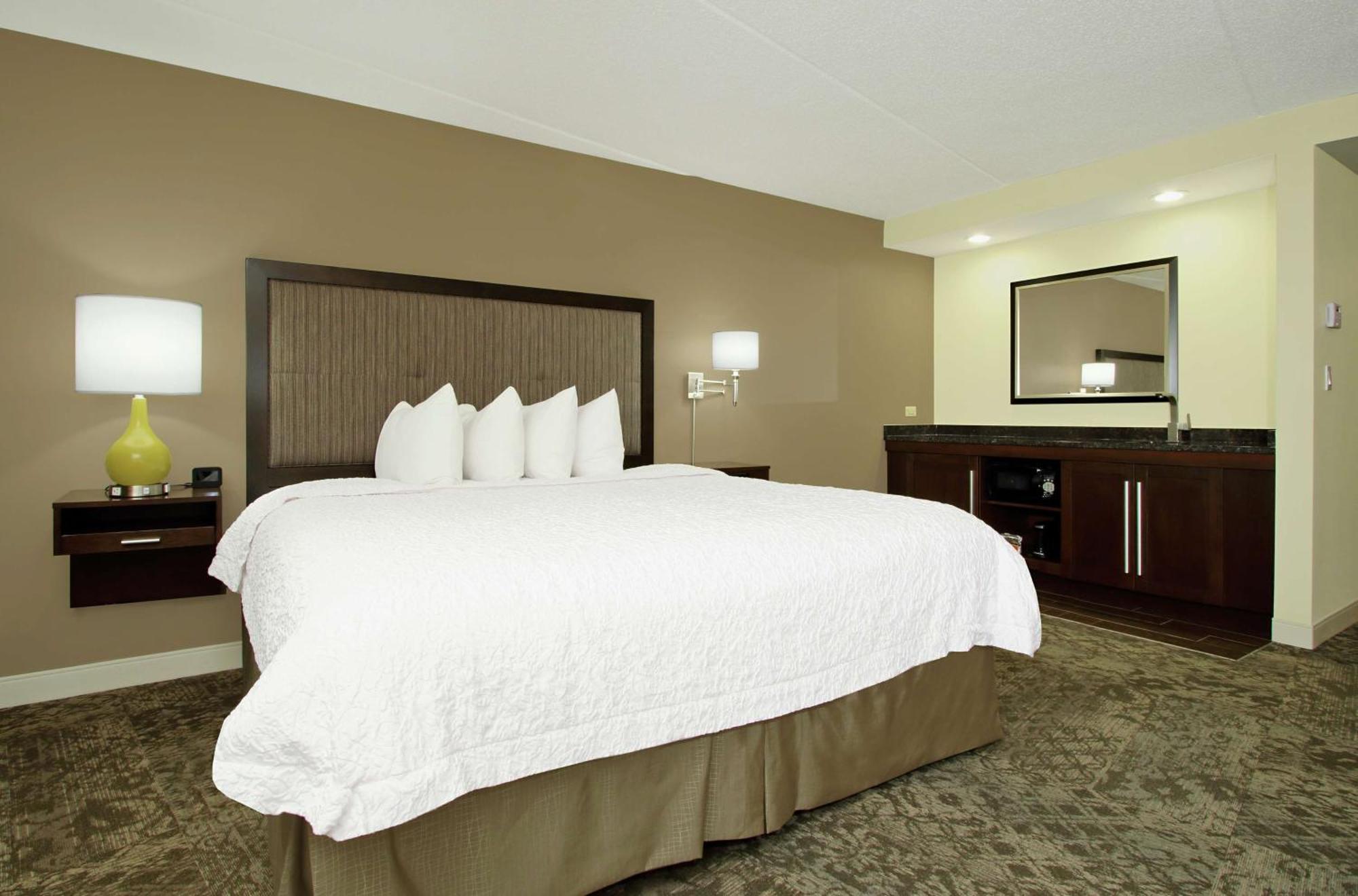 Hampton Inn & Suites By Hilton - Rockville Centre Exterior photo